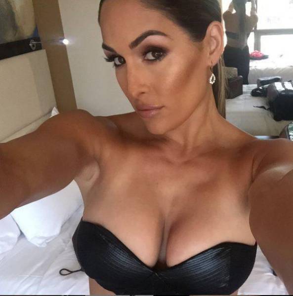 Busty Girls (52 pics)