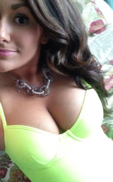 Busty Girls (52 pics)