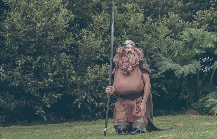 Couple Turns Their Garden Into Middle Earth For A Hobbit Themed Wedding (18 pics)