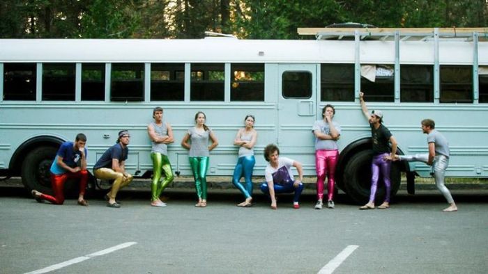 Old School Bus Gets Transformed Into Awesome Motor Home By College Graduates (30 pics)