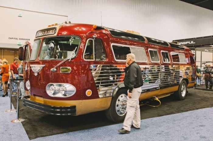 This Bus Is A Bachelor Party On Wheels (13 pics)
