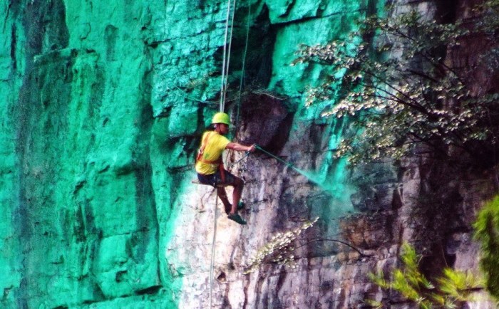 Man Hires Workers In China To Paint A 900 Foot Cliff Green (4 pics)