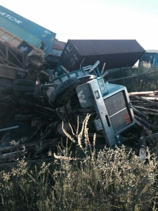 Train Derails After A Brutal Collision With A Timber Truck (13 pics)