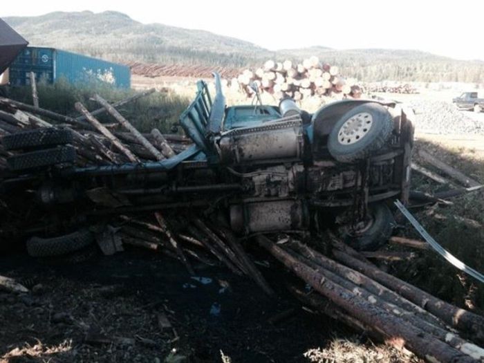 Train Derails After A Brutal Collision With A Timber Truck (13 pics)