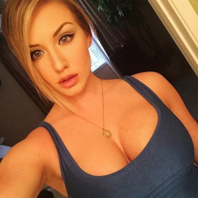 Get Ready For Some Sexy Girls Taking Selfies (33 pics)