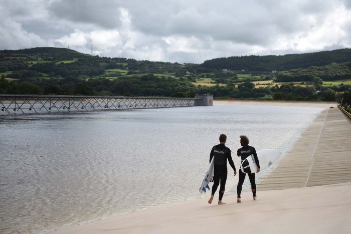 Giant Surfing Pool In Wales Creates Artificial Waves (6 pics)