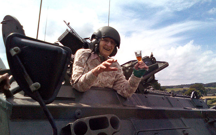 101 Year Old Woman Celebrates Her Birthday By Driving A Tank (3 pics)