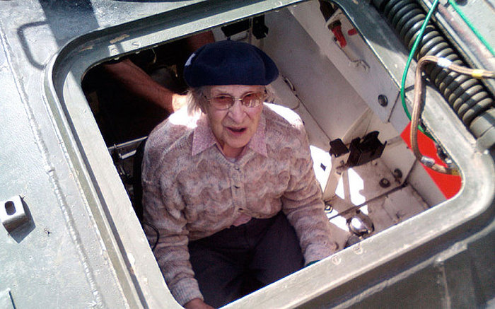 101 Year Old Woman Celebrates Her Birthday By Driving A Tank (3 pics)