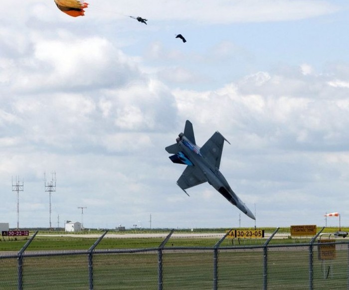 Perfectly Timed Military Photos (46 pics)