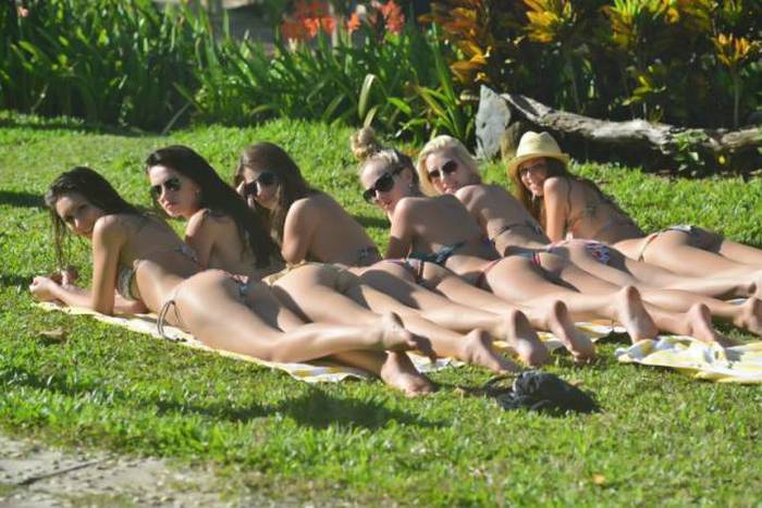 You Can Never Have Too Many Hot Girls In One Place (44 pics)