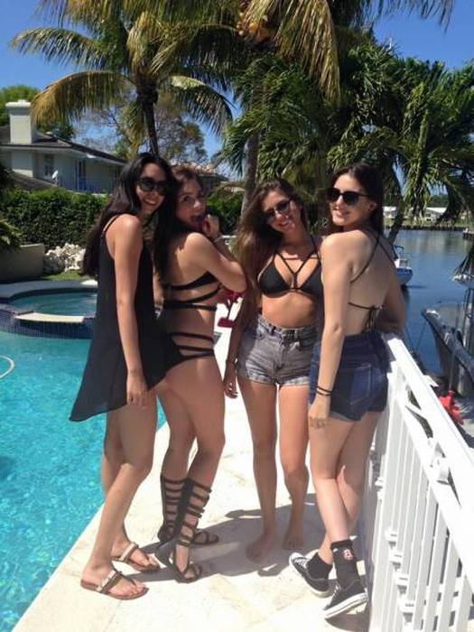 You Can Never Have Too Many Hot Girls In One Place (44 pics)