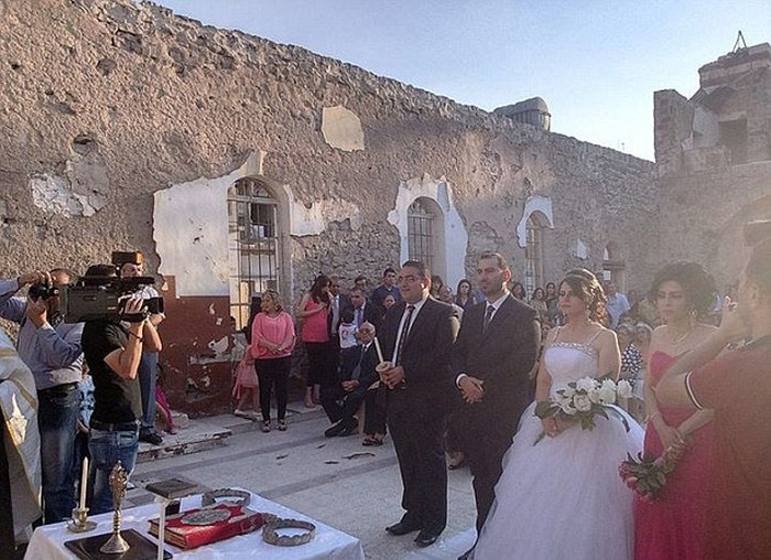 Syrian Couple Gets Married In War Torn Ruins (10 pics)