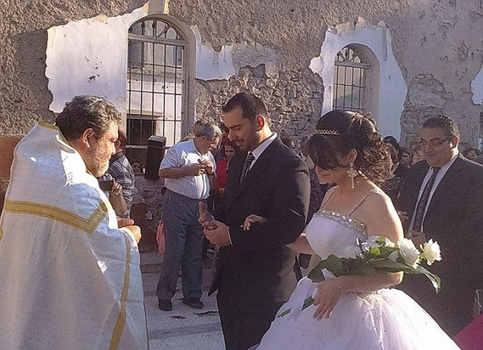 Syrian Couple Gets Married In War Torn Ruins (10 pics)