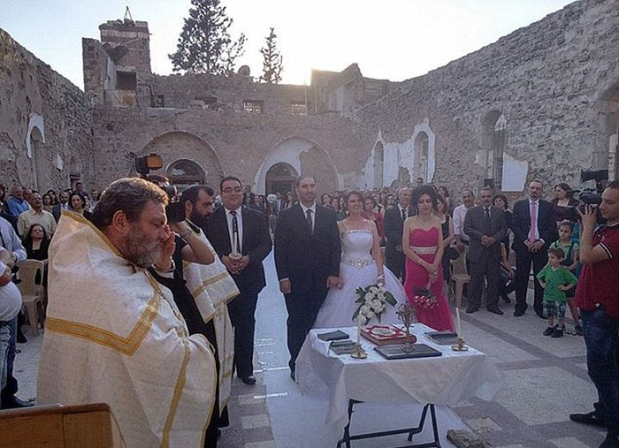 Syrian Couple Gets Married In War Torn Ruins (10 pics)
