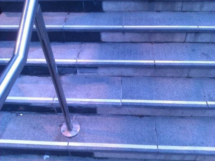 Photoshop User With OCD Is Fixing Pictures That Drive The Internet Crazy (20 pics)