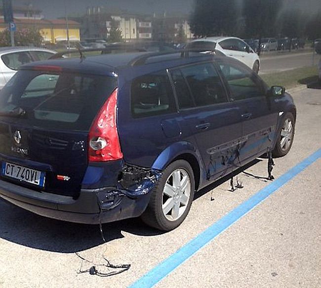 The Heatwave In Italy Is So Intense That This Car Started To Melt (5 pics)