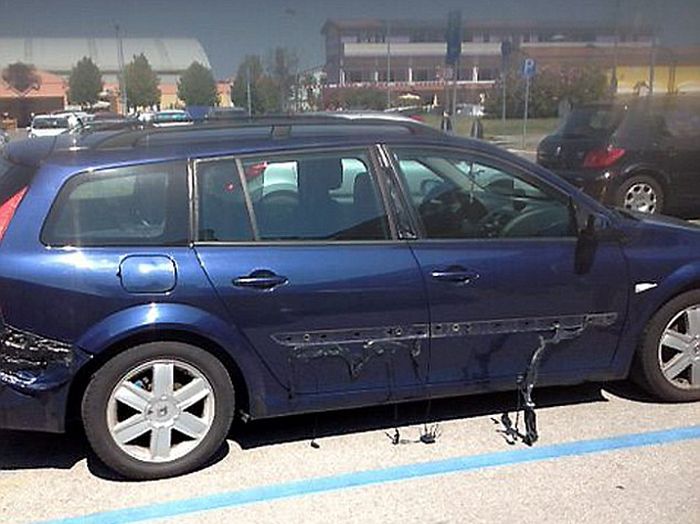 The Heatwave In Italy Is So Intense That This Car Started To Melt (5 pics)