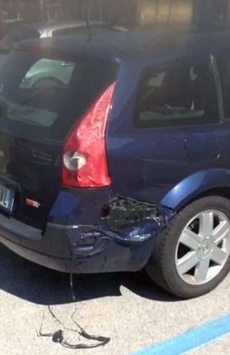 The Heatwave In Italy Is So Intense That This Car Started To Melt (5 pics)