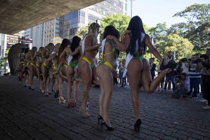 The Contestants Of Miss Bumbum 2015 Hit The Streets Of Brazil (25 pics)