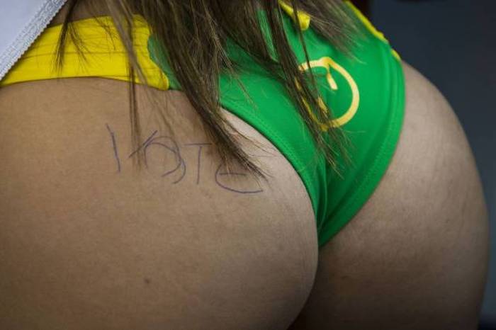 The Contestants Of Miss Bumbum 2015 Hit The Streets Of Brazil (25 pics)