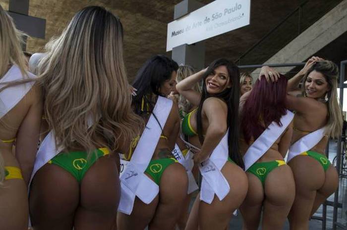 The Contestants Of Miss Bumbum 2015 Hit The Streets Of Brazil (25 pics)