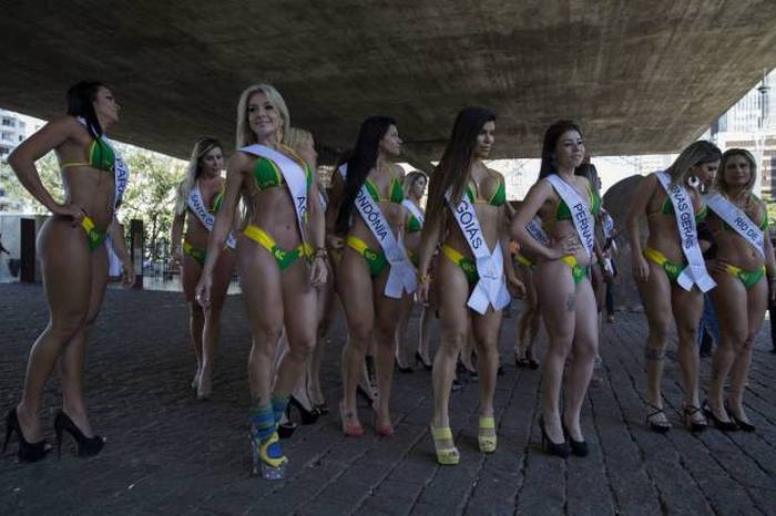 The Contestants Of Miss Bumbum 2015 Hit The Streets Of Brazil 25 Pics