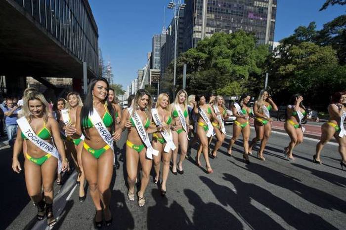 The Contestants Of Miss Bumbum 2015 Hit The Streets Of Brazil 25 Pics