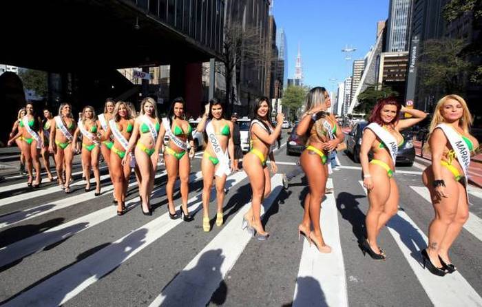 The Contestants Of Miss Bumbum 2015 Hit The Streets Of Brazil 25 Pics