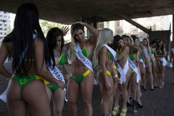 The Contestants Of Miss Bumbum 2015 Hit The Streets Of Brazil (25 pics)