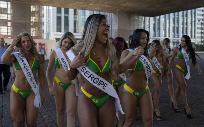 The Contestants Of Miss Bumbum 2015 Hit The Streets Of Brazil 25 Pics