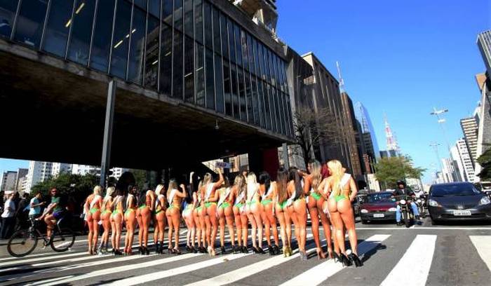 The Contestants Of Miss Bumbum 2015 Hit The Streets Of Brazil (25 pics)