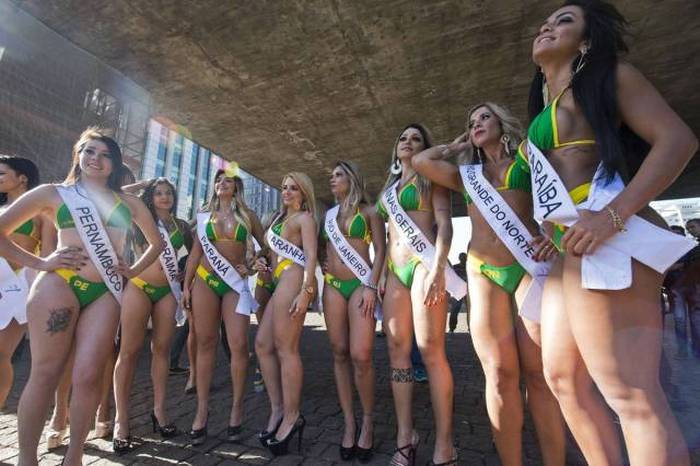 The Contestants Of Miss Bumbum 2015 Hit The Streets Of Brazil (25 pics)