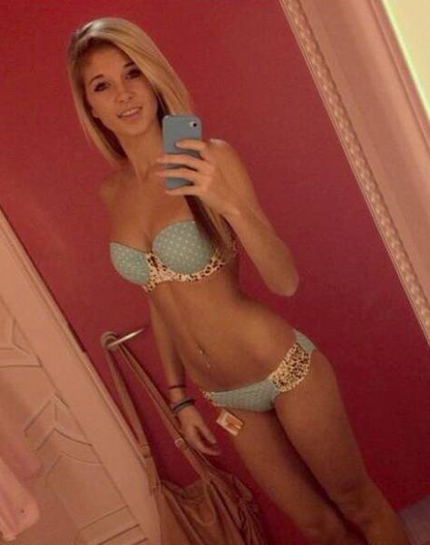 Hot Girls Just Love To Take Selfies In The Changing Room -4001