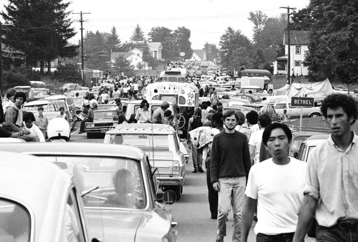Pictures That Perfectly Capture The Insanity Of Woodstock (28 pics)