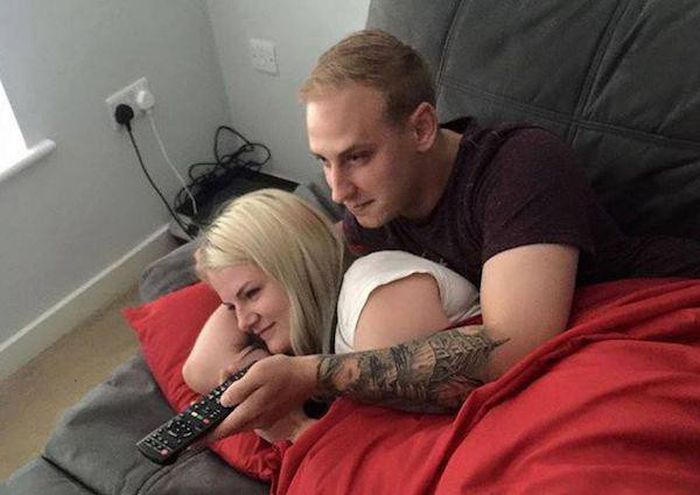 Guy Goes Out Of His Way To Convince His Friend He's Sleeping With His Sister (13 pics)