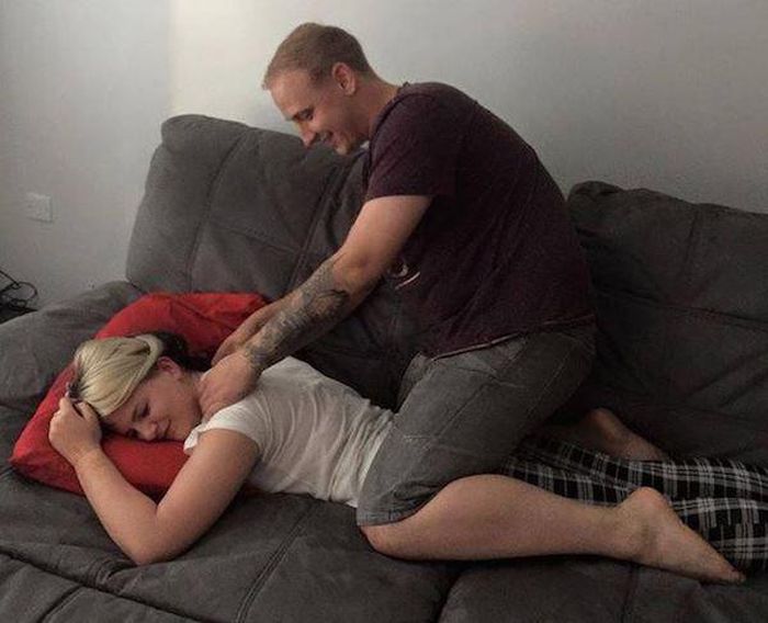 Guy Goes Out Of His Way To Convince His Friend He's Sleeping With His Sister (13 pics)