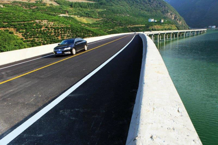 China Has A Beautiful Highway That Goes Over The Water (4 pics)