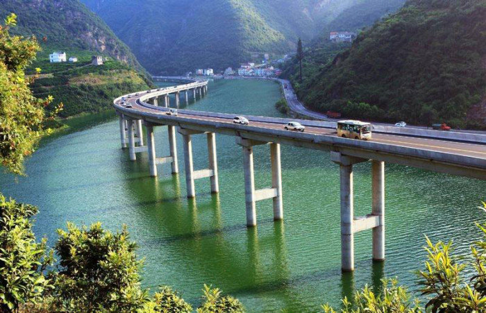 China Has A Beautiful Highway That Goes Over The Water (4 pics)