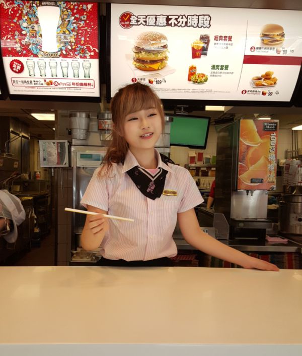 This Beautiful McDonald's Worker From Taiwan Is Becoming An Internet Sensation (12 pics +video)