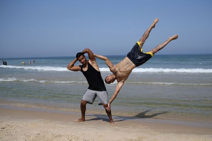 A New Gravity Defying Fitness Trend Is Taking Over The Streets Of Palestine (17 pics)