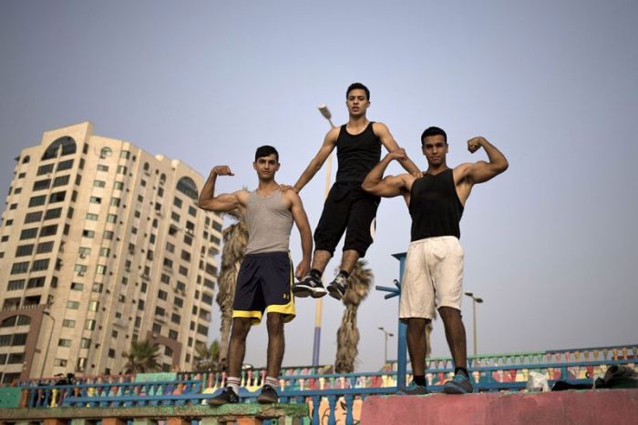 A New Gravity Defying Fitness Trend Is Taking Over The Streets Of Palestine (17 pics)