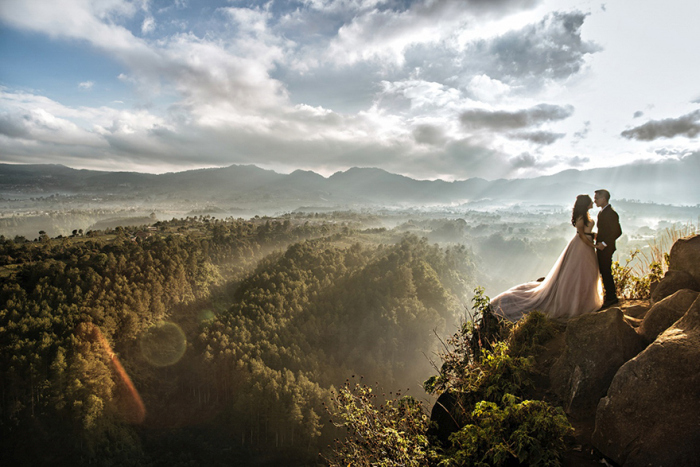 Photos Of Lovers In Stunning Locations Will Make You Want To Travel The World (40 pics)