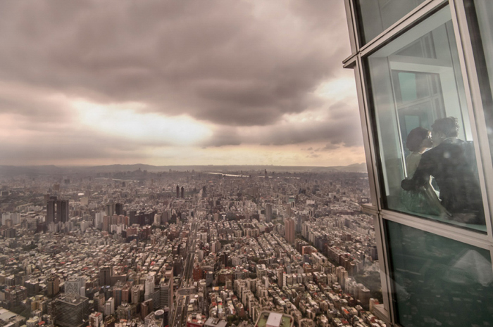 Photos Of Lovers In Stunning Locations Will Make You Want To Travel The World (40 pics)
