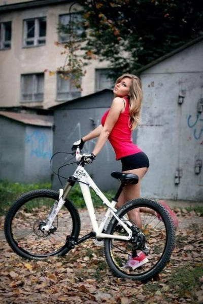 Girls And Bikes (52 pics)