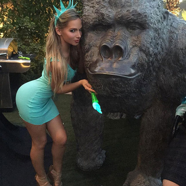 There's Nothing Better Than A Hot Girl That Knows How To Rock A Tight Dress (23 pics)