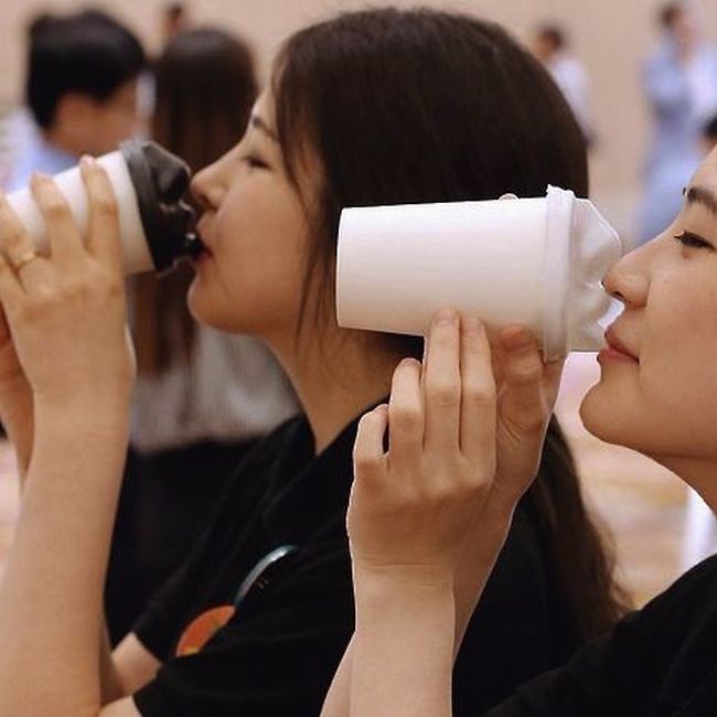 This Coffee Cup Lid Wants To Kiss You As You Drink Your Coffee (6 pics)