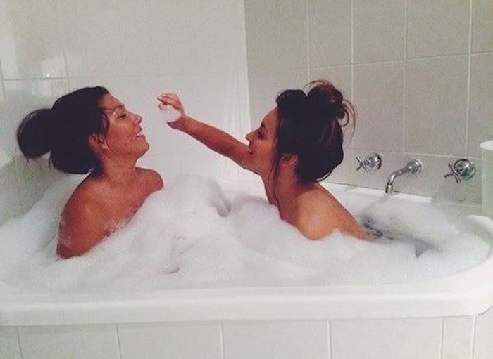 Bubble Bath Girls (21 pics)