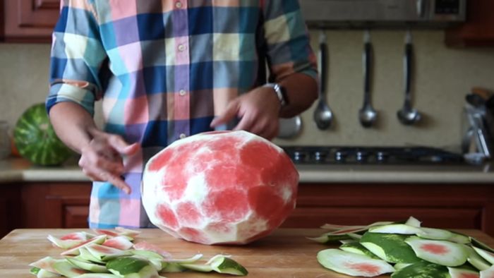 How To Skin A Watermelon (10 pics)