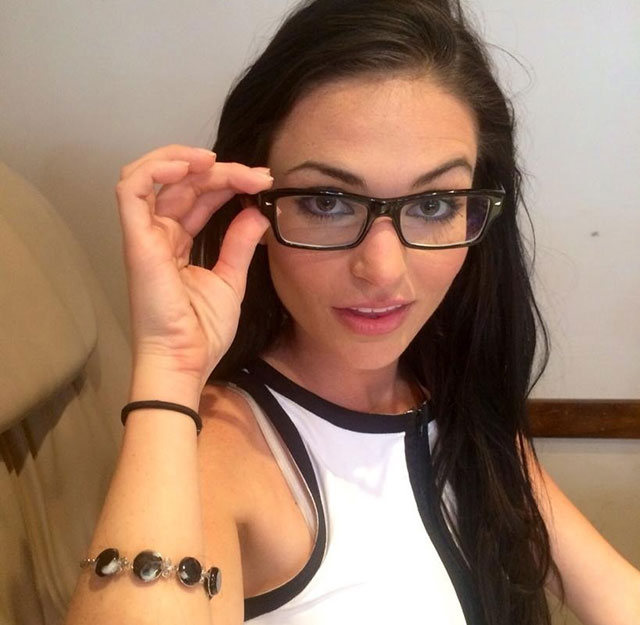 Hot Girls Wearing Glasses (30 pics)