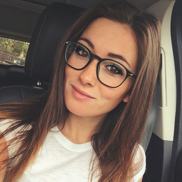 Hot Girls Wearing Glasses (30 pics)